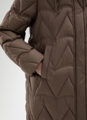 Женский пуховик коричневого цвета