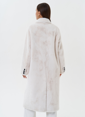 Двубортное пальто из эко меха