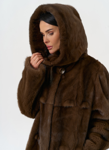 Женская шуба из меха норки с капюшоном 