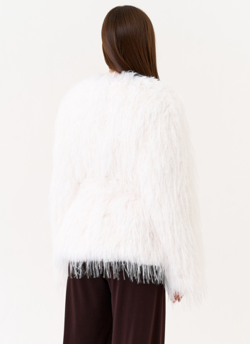 Женская шуба под эко страуса белого цвета
