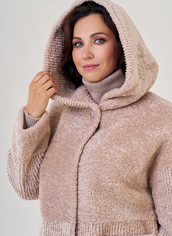 Шуба из овчины в бежевом цвете с капюшоном