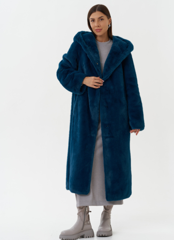 Удлиненное пальто из эко меха с капюшоном