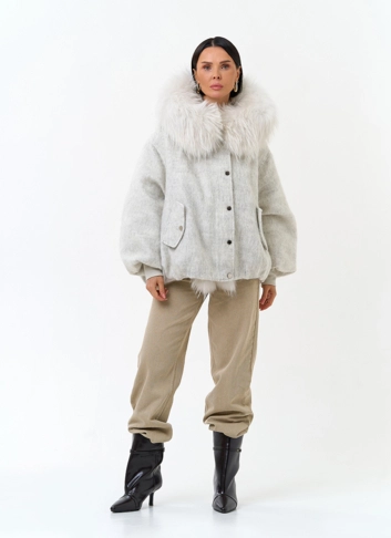 Женский пуховик с отделкой из меха енота фото