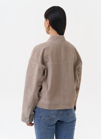 Светлая куртка из замши