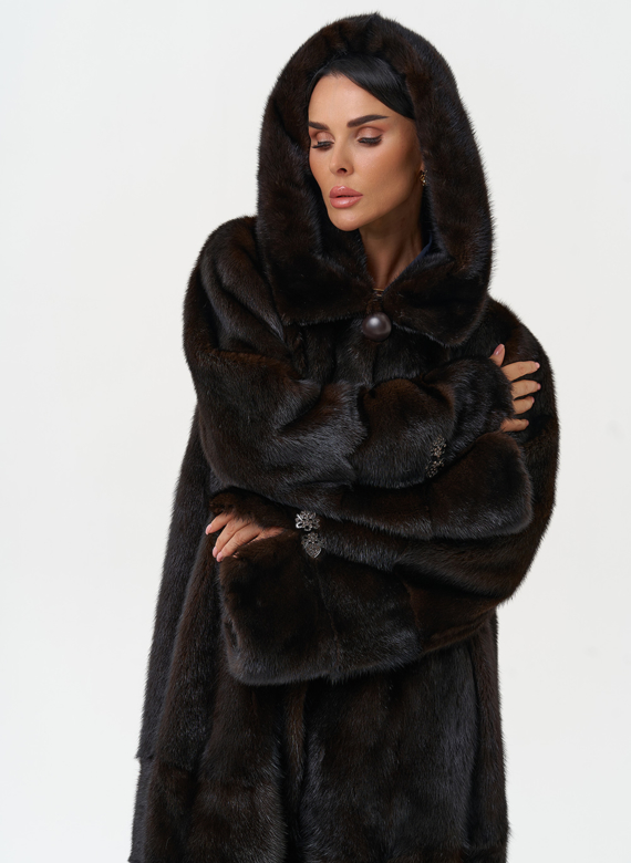 Женская шуба из меха норки с капюшоном 
