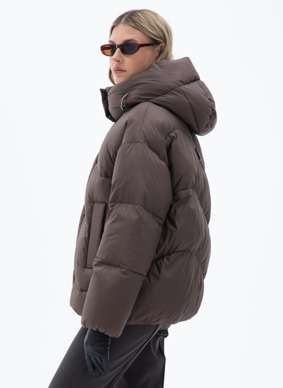 Женский пуховик коричневого цвета с капюшоном