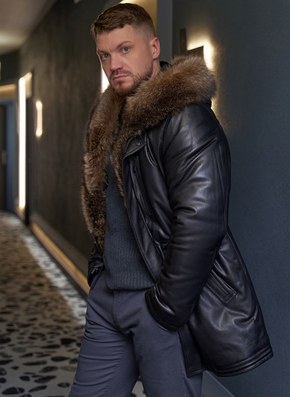 Пуховик из натуральной кожи с мехом енота