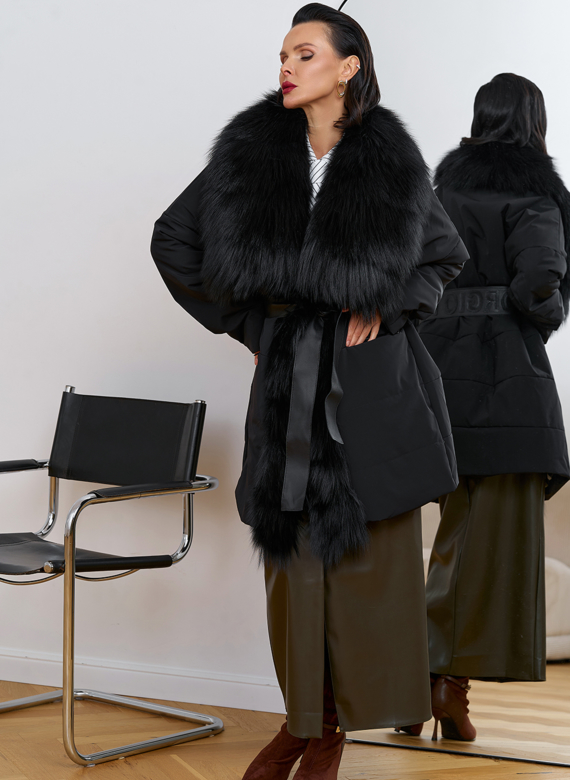 Женское зимнее полупальто черного цвета с мехом лисы