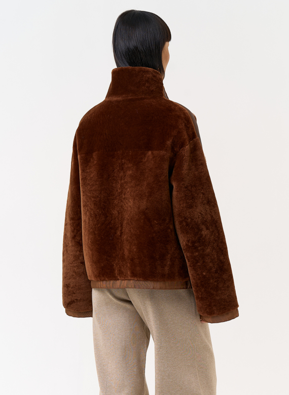 Короткая двухсторонняя дубленка в коричневом цвете