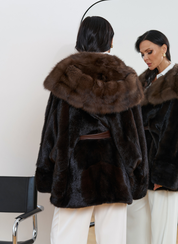 Женская шуба из меха норки с капюшоном из меха куницы