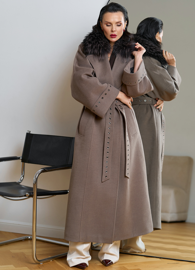 фото Утепленное женское пальто с английским воротником из меха лисы модель № 31553