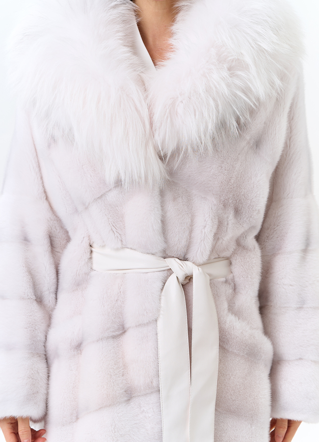 Белая шуба из меха норки с капюшоном из меха енота модель № 31714 универмаг малина