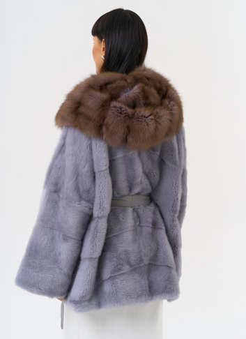 Женская шуба из меха норки с капюшоном из меха куницы