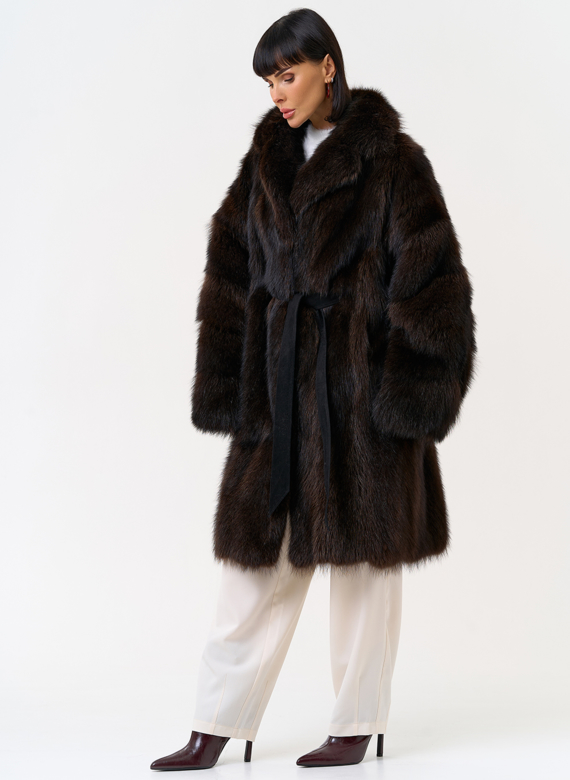 Шуба из меха енота с английским воротником