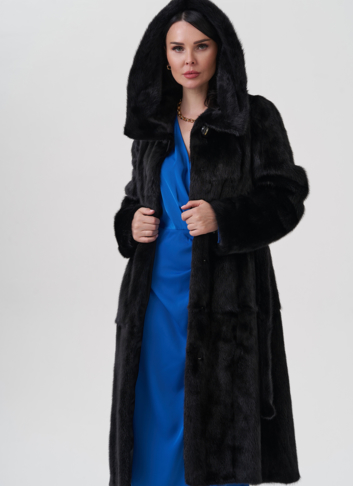 Шуба из норки черного цвета с капюшоном 