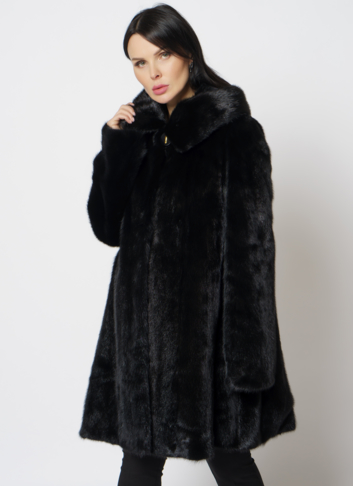 Шуба из норки с капюшоном черного цвета