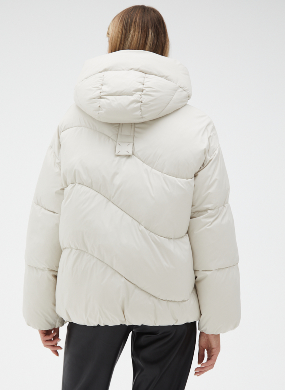 Женский светлый пуховик с капюшоном