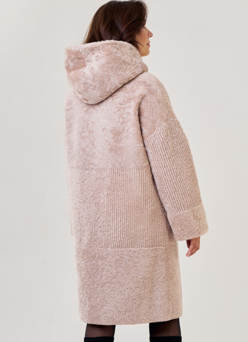 Шуба из овчины в бежевом цвете с капюшоном