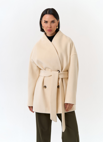 Светлое укороченное пальто с поясом