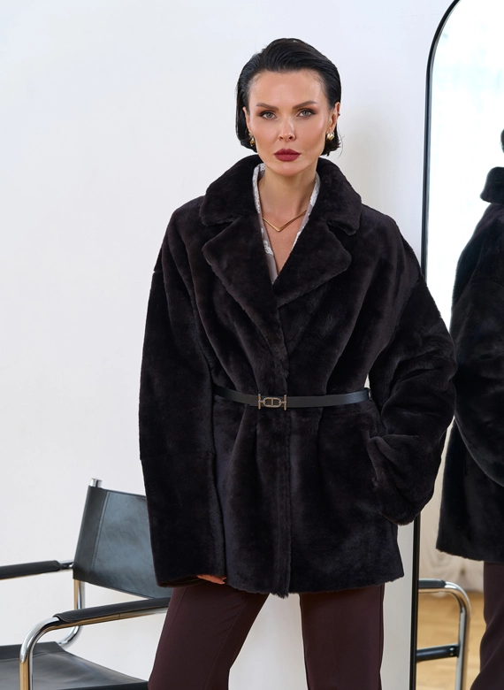 Женская дубленка с английским воротником Женская дубленка с английским воротником фото