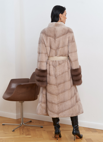 Женская шуба из меха норки с отделкой из меха куницы