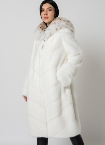 Белая шуба из норки с рысью