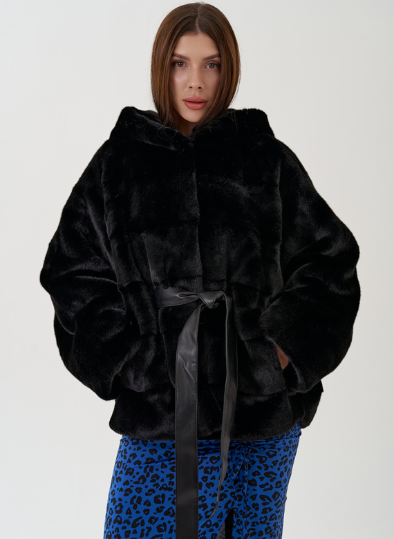 Шуба из эко меха с капюшоном и поясом в черном цвете