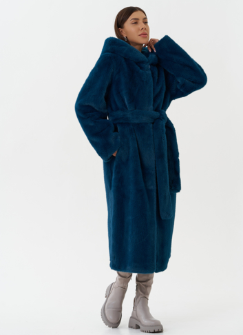 Удлиненное пальто из эко меха с капюшоном