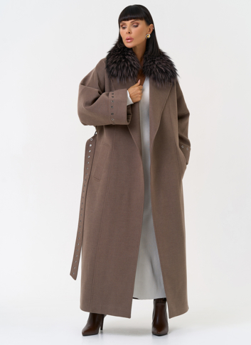 Утепленное женское пальто с английским воротником из меха лисы