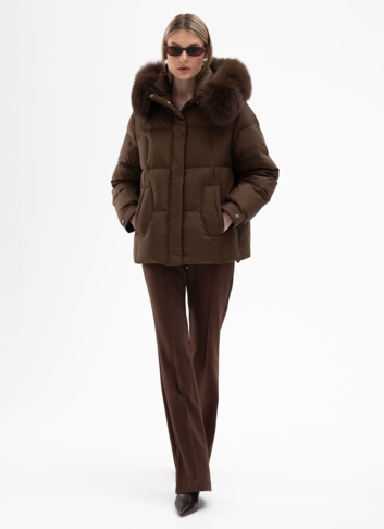 Короткий пуховик с капюшоном из меха песца