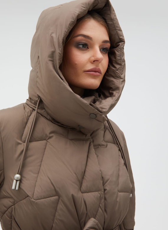 Женский пуховик с поясом