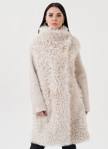 Женская дубленка бежевого цвета 