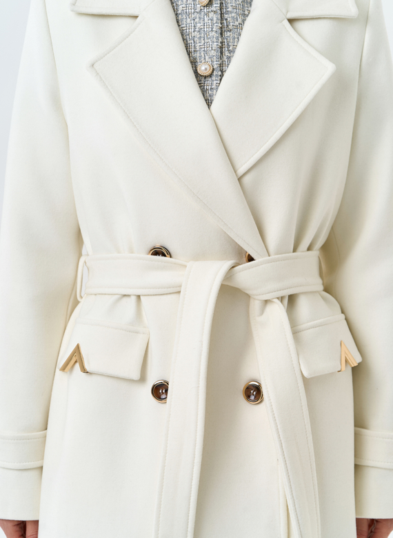 Женское пальто белого цвета