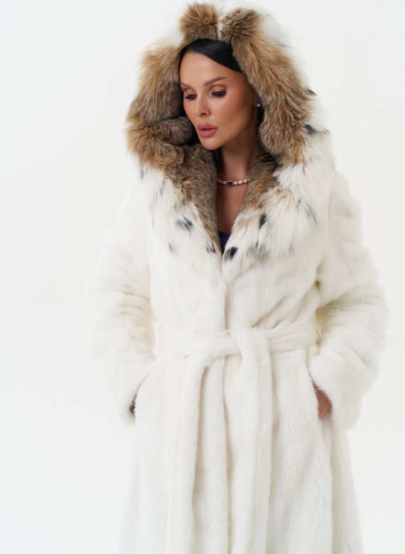 Шуба из белой  норки с капюшоном из рыси