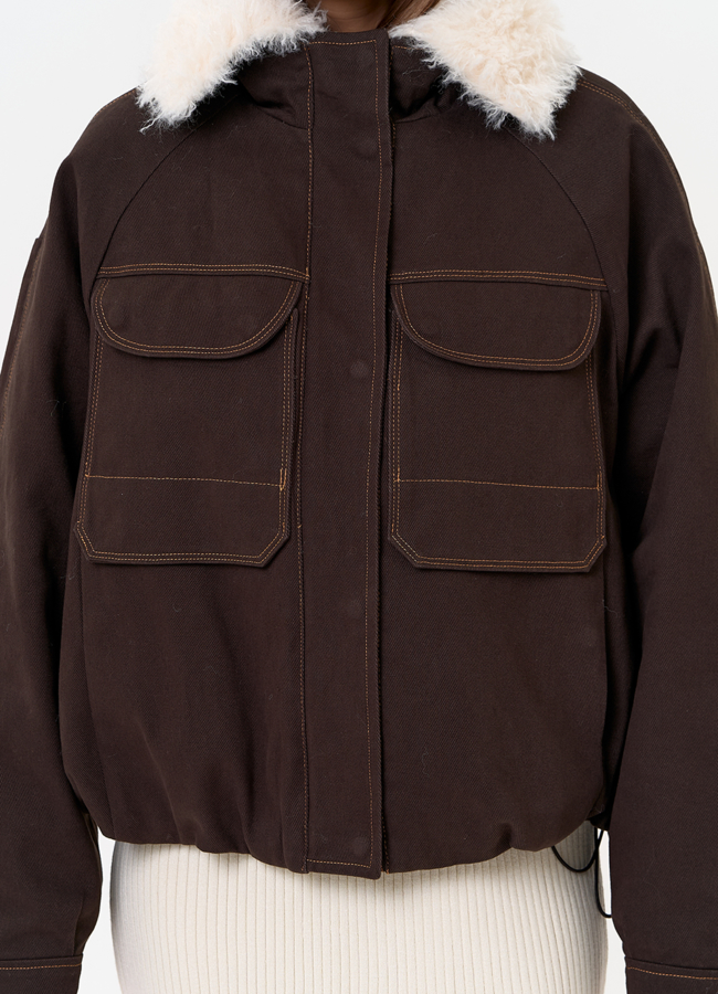 Укороченный пуховик с отделкой из эко меха модель № 31584 универмаг малина