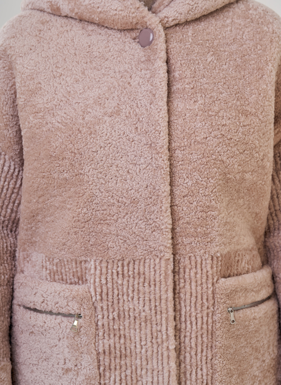 Шуба из овчины в бежевом цвете с капюшоном