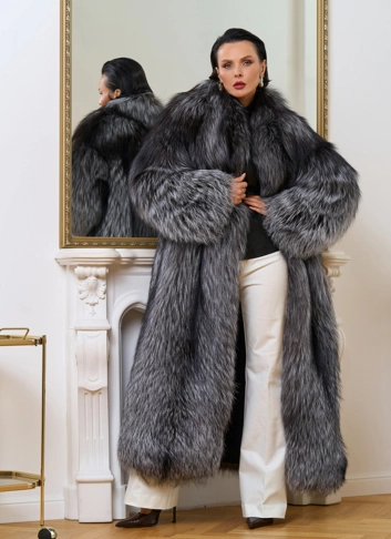 Женская шуба из меха чернобурой лисы фото