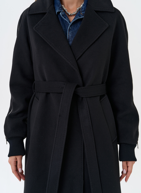 Женское пальто с декоративными молниями