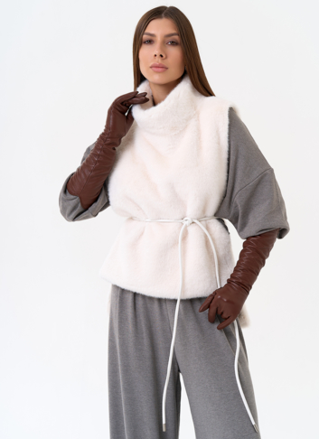 Женская манишка из эко меха в светлом цвете Женская манишка из эко меха в светлом цвете