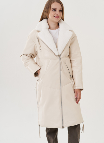 Пуховик женский из эко кожи с английским воротником в светлом цвете