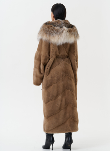 Длинная шуба из норки с капюшоном из рыси