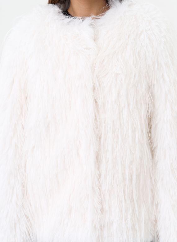 Женская шуба под эко страуса белого цвета