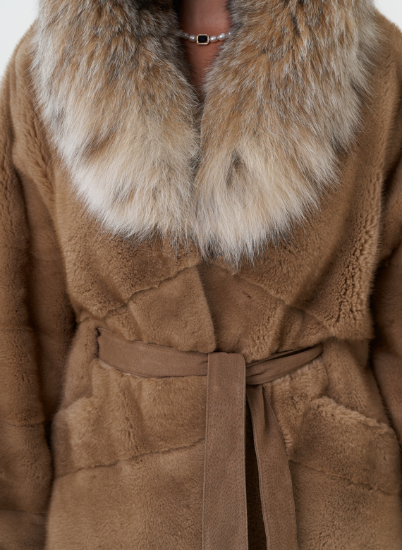 Длинная шуба из норки с капюшоном из рыси