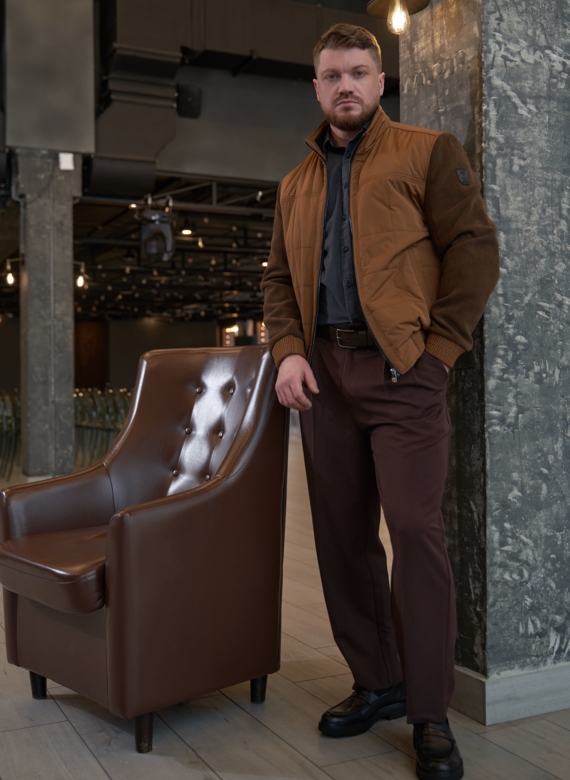 Мужская куртка бомбер коричневого цвета