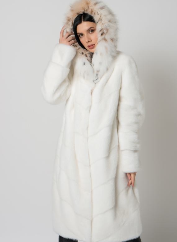 Белая шуба из норки с рысью