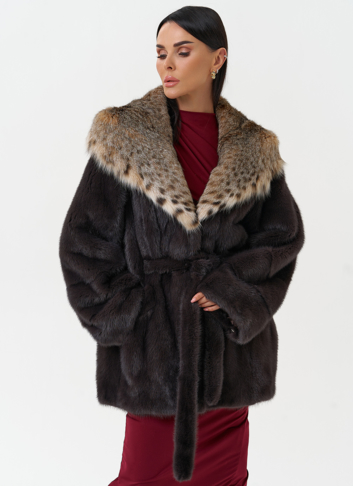 Женская шуба из меха норки с капюшоном из меха рыси
