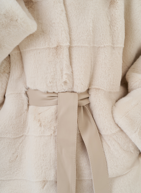 Куртка из эко меха с капюшоном