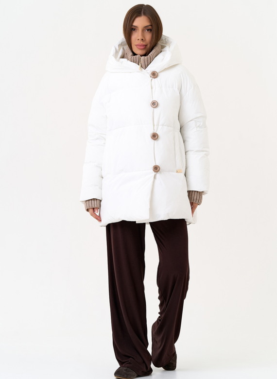 Женский пуховик белого цвета с капюшоном
