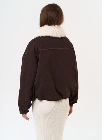 Укороченный пуховик с отделкой из эко меха