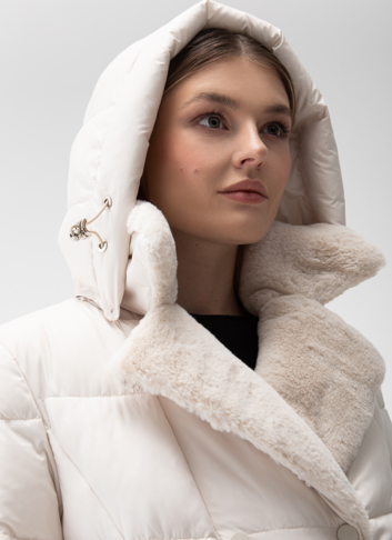 Комбинированный женский пуховик с капюшоном